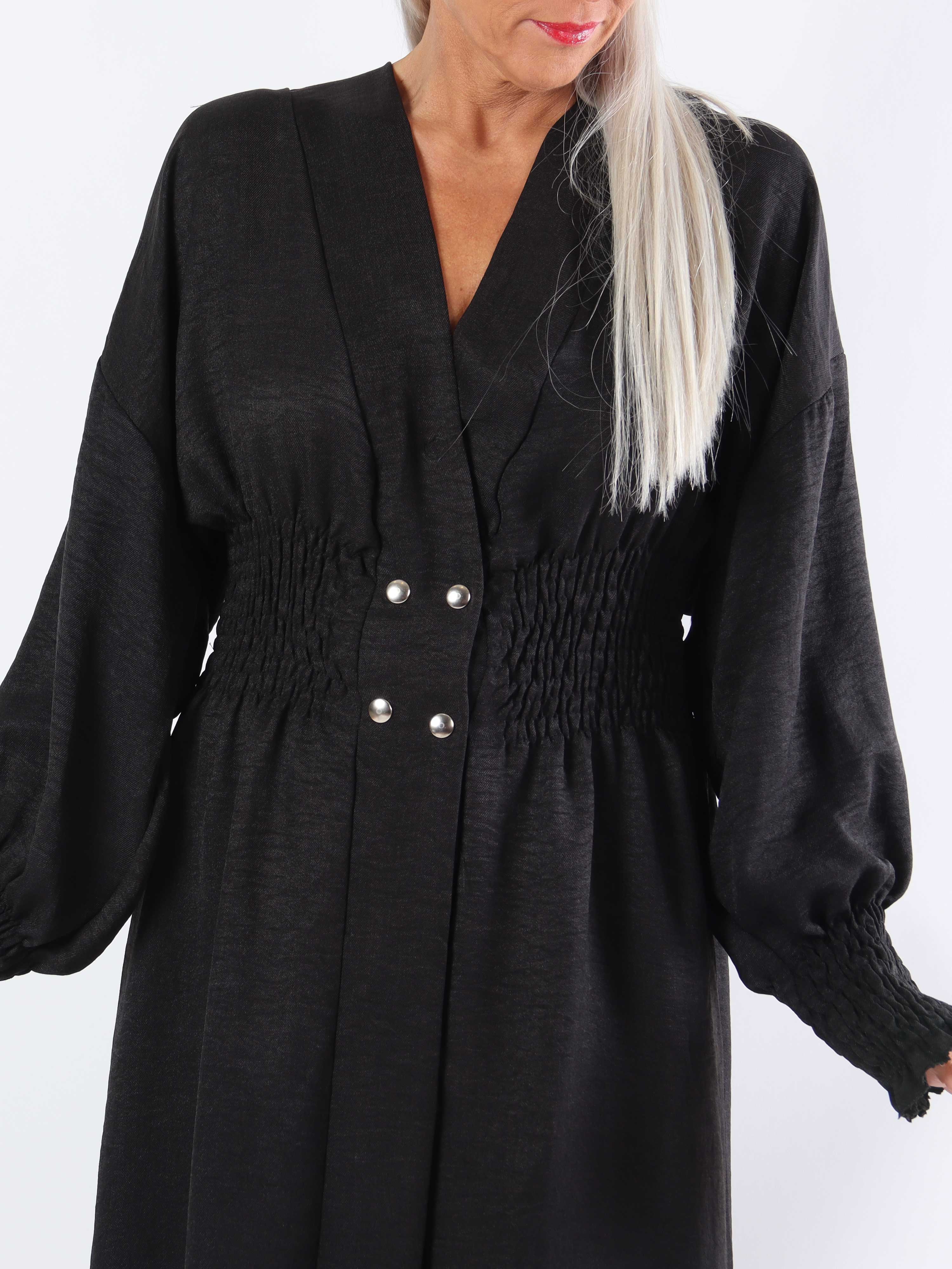 Samara - Sød plus size kjole med smock og knapper